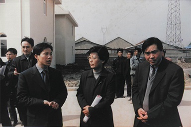 2001年2月20日，時(shí)任國(guó)家環(huán)保局副局長(zhǎng)汪紀(jì)戎一行視察公司