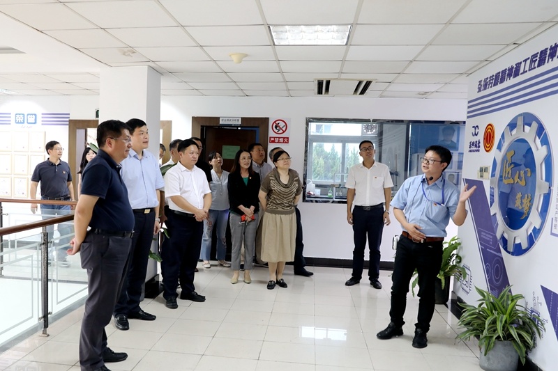 2020年7月29日，時(shí)任浙江省政協(xié)常委、社法委副主任、省總工會(huì)副主席、一級(jí)巡視員董建偉蒞臨景興紙業(yè)調(diào)研新時(shí)代工匠培育工作